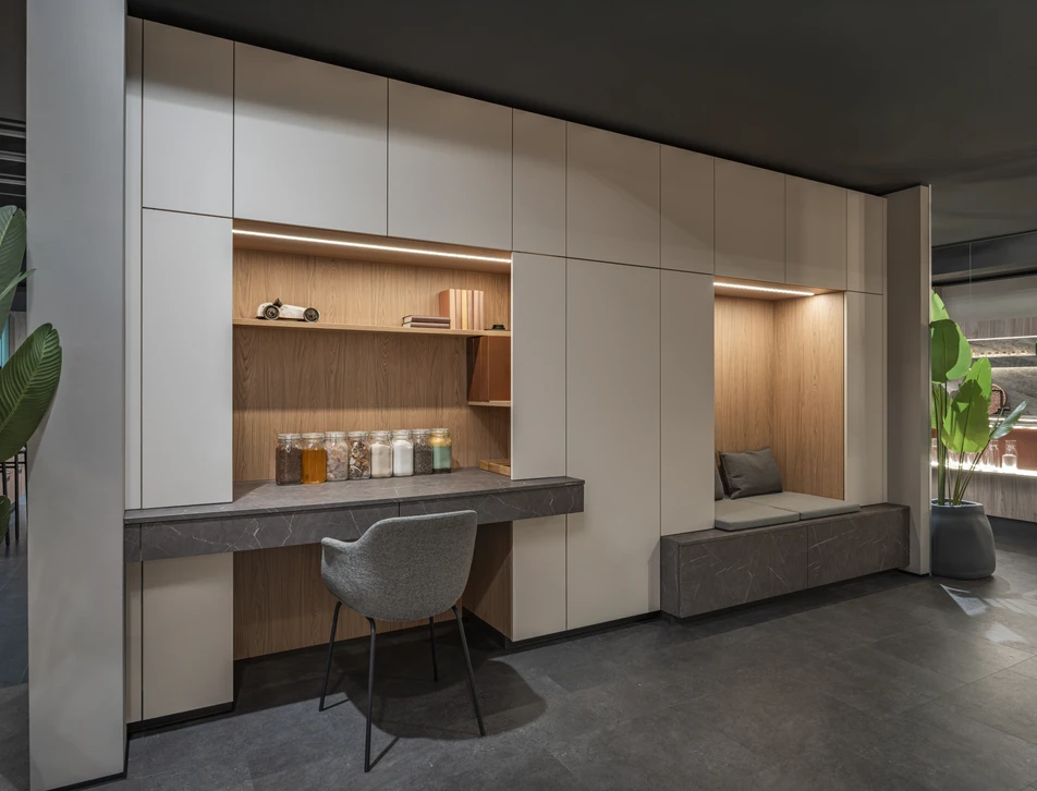 Dressing moderne avec armoires en bois naturel aux portes coulissantes ouvertes révélant rangements intérieurs, étagères et penderies